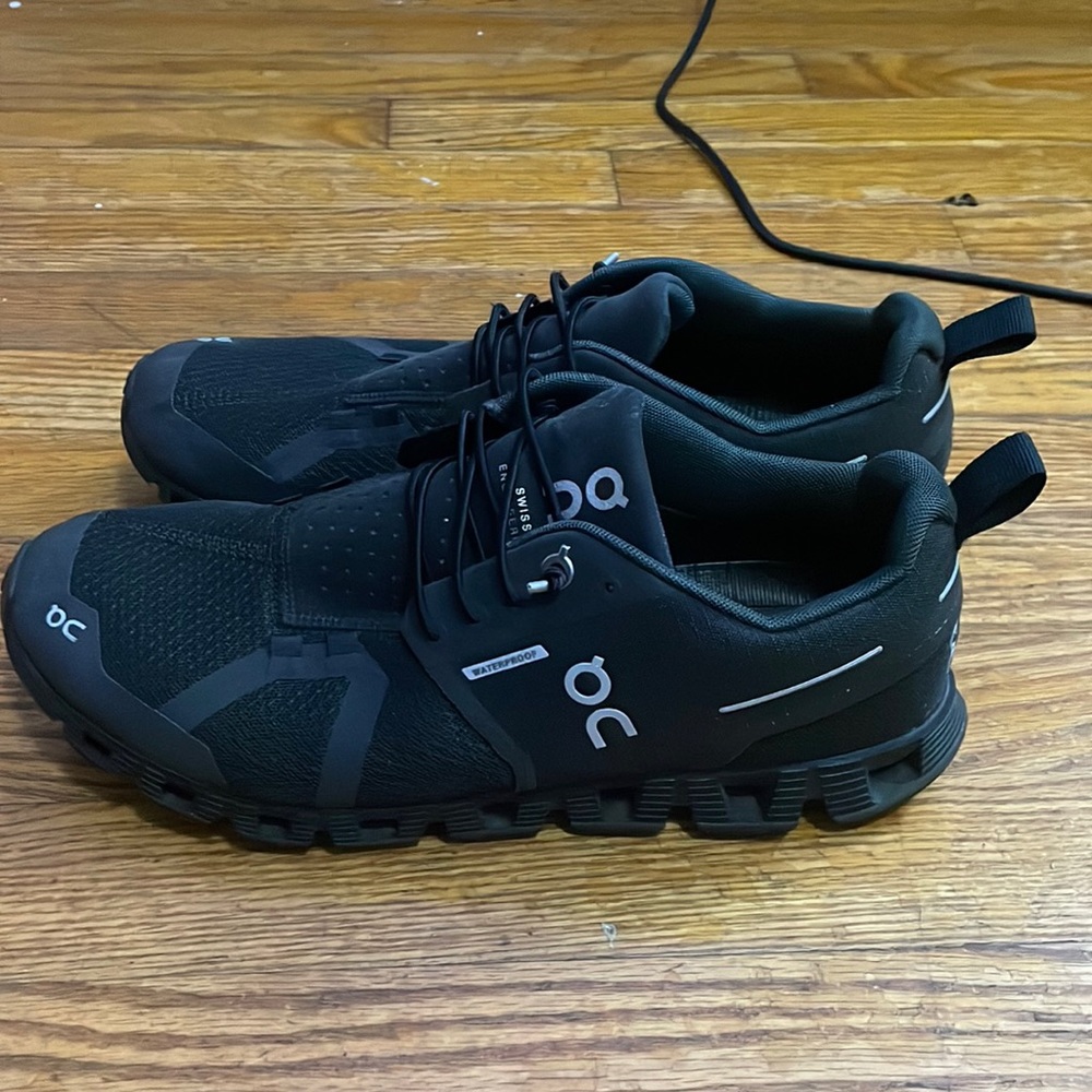 Woman’s size 9.5 oncloud cloud 5 waterproof